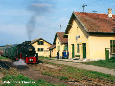 Bahnhofsszene in Cornățel (Harbachsdorf), wo sich das Personal vor dem schönen Empfangsgebäude versammelt hat.
