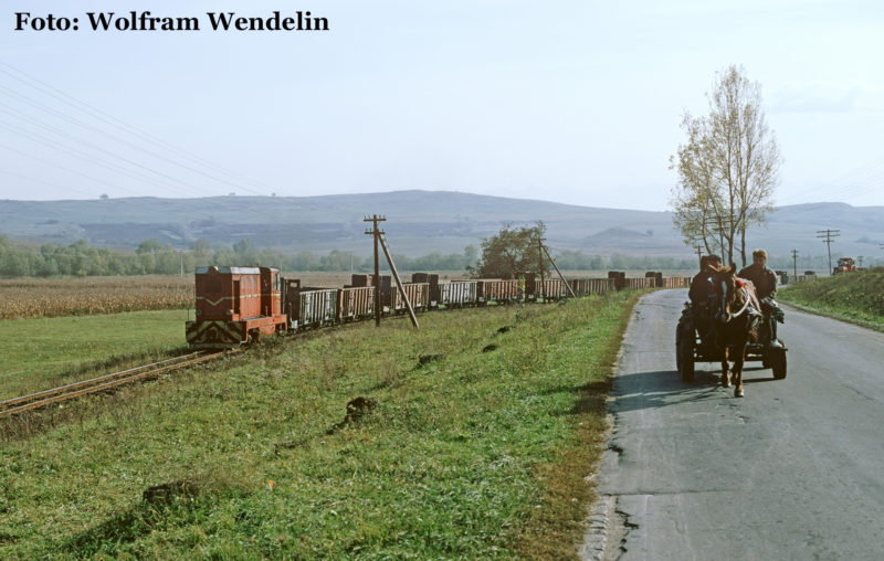 Bei Alțâna kommt es zu dieser schönen Begegnung des Güterzugs mit einem Pferdefuhrwerk.