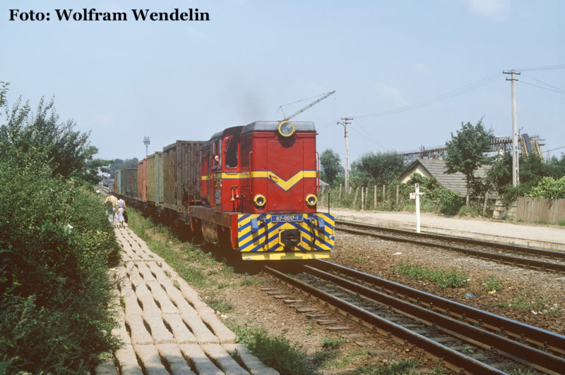 87 0017 zieht einen Güterzug aus Sibiu heraus über das Dreischienengleis in Richtung Mohu.