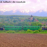 Eindrucksvoll ist der Anblick der Holzmenger Kirchenburg mit der Bergkette der Südkarpaten.