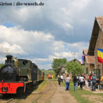 Dank des Engagements britischer Eisenbahnfreunde, wovon auch der "Union Jack" am Bahnhofsgebäude von Cornățel zeugt, nimmt die "Chevallier" dieses Jahr wieder an den "Tagen der Schmalspurbahn" teil.