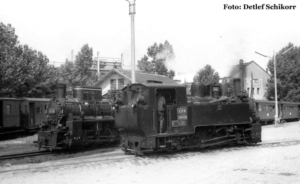 Hier die 1952 oder 1953 von Reșița gebaute 764 106 der CFR. Die Lok trägt die Nummer in Zweitbesetzung. Die Maschine entspricht dem Typ, der in Großzahl auf den rumänischen Waldbahnen der CFF zum Einsatz kam.